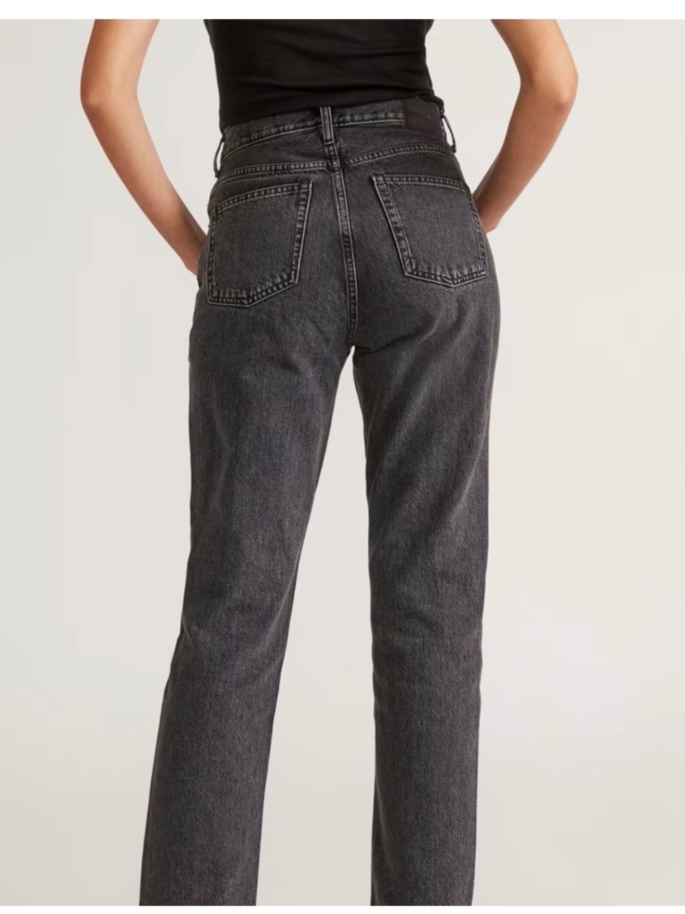 Everlane 90s Cheeky Jeans with Raw Hem - Picture 2 of 8